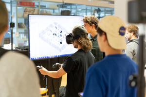  Studenten erhalten mit der VR-Brille Einblick in das digitale Planen.  