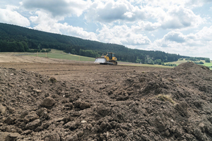  Renaturierung von Deponieflächen der Deutschen Bahn am Fuße des Blessberges durch Aufbringung von vorhandenem Oberboden in verschiedenen Schichten mit Kettenbagger, Raupe und LKW. 