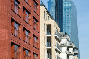  In rotem Backstein (Bild links): Die Oskar Residence im Frankfurter Ostend (28 Wohnungen und 70 Appartements) von Stefan Forster Architekten. Digitale Planung und BIM kamen für dieses Projekt ebenso zum Einsatz wie für den EZB-Neubau von Coop Himmelb(l)au im Hintergrund. 