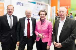  Besuch am BVBS-Messestand (v.l.n.r.): Felix Pakleppa, GF des ZDB, Dr. Reinhard Pfeiffer, GF der Messe München, Ina Scharrenbach, NRW Ministerin für Heimat, Kommunals, Bauen sowie Michael Fritz, GF des Bundesverband Bausoftware e.V. 