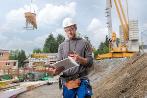  Der Mitarbeiter scannt den in der Mappe aufgelisteten QR-Code des Krans. 