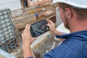  Der Ist-Zustand der Baustelle wird fotografiert. 