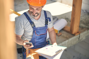  <div class="bildtext">Über Messengerdienste lassen sich Nachrichten, aber auch Anhänge wie Fotos von der Baustelle leicht ins Büro übermitteln. </div> 