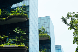  Die vertikale Begrünung an Hochhäusern, wie an Gebäuden in Singapur zu sehen ist, hilft, die Fassade zu beschatten und den Energieverbrauch zu reduzieren. 