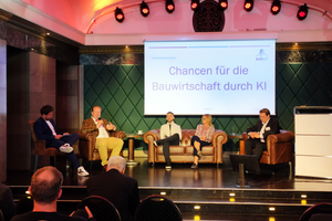  Podiumsdiskussion „Chancen für die Bauwirtschaft durch KI“ (v.r.): Steffen Warmbold (Verband Beratender Ingenieure e. V.), Gabriele Seitz (Bundesarchitektenkammer e. V.), Timo Schroeder (Rehub digitale Planer GmbH) und Lars Klitzke (ZIV/LIV). 