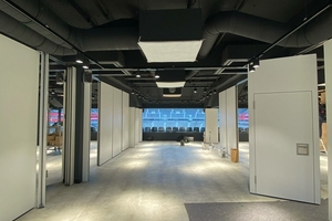  <div class="bildtext">Beim Umbau im 3. Obergeschoss ist u. a. eine flexible Veranstaltungsfläche entstanden, die mit einem mobilen Wandsystem parallel stattfindende Events, Tagungen und temporäre TV-Studios ermöglicht.</div> 
