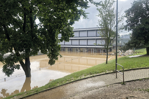 <div class="bildtext">Die unter Wasser stehende Realschule in Sinzig nach dem Hochwasser an der Ahr 2021.</div> 