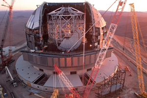  Das Teleskop wird auf dem Berg Cerro Armazones stehen, der auf einer Höhe von 3.046 m liegt. Mehr als 10.000 t Stahl werden von überall in Europa in die Wüste transportiert und vor Ort montiert. Darunter Elemente der Kuppel, die ganze 80 m in die Höhe ragen soll. 