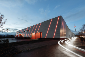  Das Einkaufszentrum Schwarzwald-Baar-Center in Villingen-Schwenningen wurde mit einer hochwertigen Fassadenoptik versehen, die mit farbigen Lichtkanälen ausgestattet ist. 