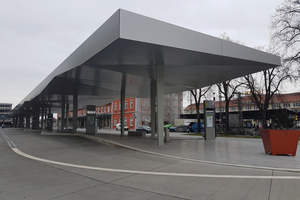  Busport Singen: Die gekippten Dreiecksflächen erforderten eine genaue Planung und Montage. 
