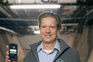  Zu jeder Zeit alle Projektdaten in der Hosentasche: Jörg Schwerdtner ist per Handy immer tagesaktuell über sein Außenteam informiert. 