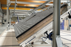  Die Fassadenelemente werden in einem automatisierten Fertigungsprozess komplett im Werk vorgefertigt. 