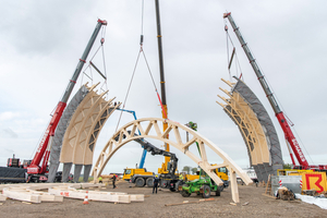  <div class="bildtext">Das hundertprozentige Holztragwerk setzt sich aus 15 Zweigelenkbögen von jeweils 26 m Höhe zusammen.</div> 