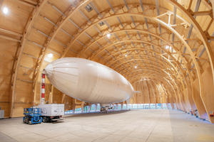  <div class="bildtext">Mittels fast 600 innovativen Holzknoten und -bindern kommt das Tragwerk des Luftschiffhangars komplett ohne Stahl aus.</div> 