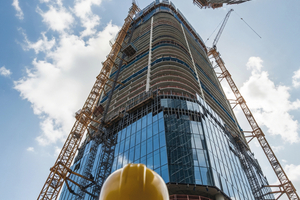  (3/4) Vom arbeitsintensiven Bauen vergangener Jahrtausende über mechanisierte Bauprozesse bis hin zu digitalisierten Baustellen und KI-gestützten Szenarien: Die Bauwirtschaft befindet sich in einem kontinuierlichen technologischen Wandel, der Planung, Ausführung und Organisation grundlegend verändert. 