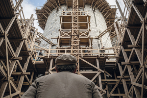  (2/4) Vom arbeitsintensiven Bauen vergangener Jahrtausende über mechanisierte Bauprozesse bis hin zu digitalisierten Baustellen und KI-gestützten Szenarien: Die Bauwirtschaft befindet sich in einem kontinuierlichen technologischen Wandel, der Planung, Ausführung und Organisation grundlegend verändert. 