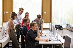  An rund 50 PC-Arbeitsplätzen bearbeiten die Studierenden ihre Aufgaben mit den Bausoftware-Anwendungen von Weise Software. 